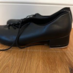 8.5 women’s tap shoes.